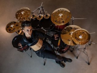 helly-drummer